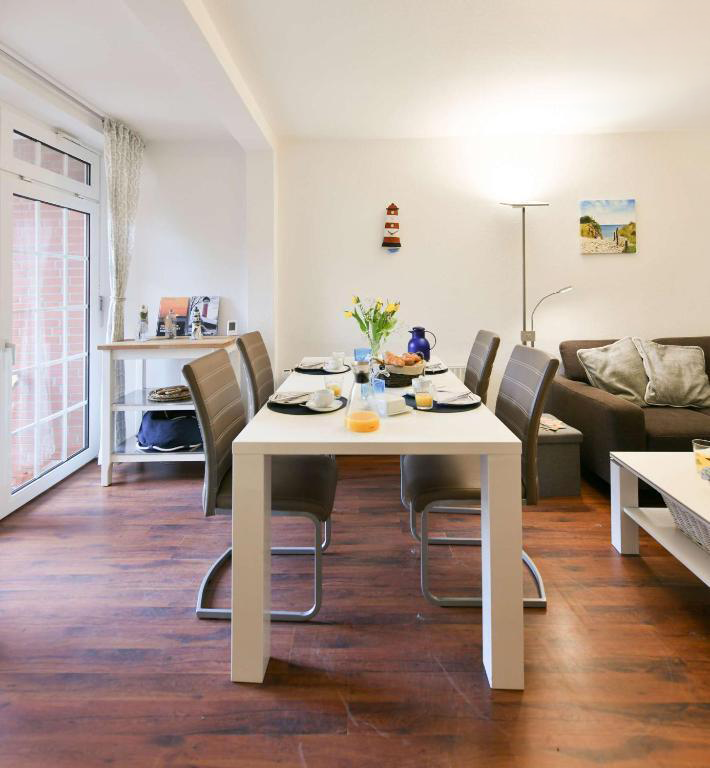 Heller Wohn- und Essbereich in der Ferienwohnung Zugvogel mit großer Lichtquelle durch ein großes Fenster