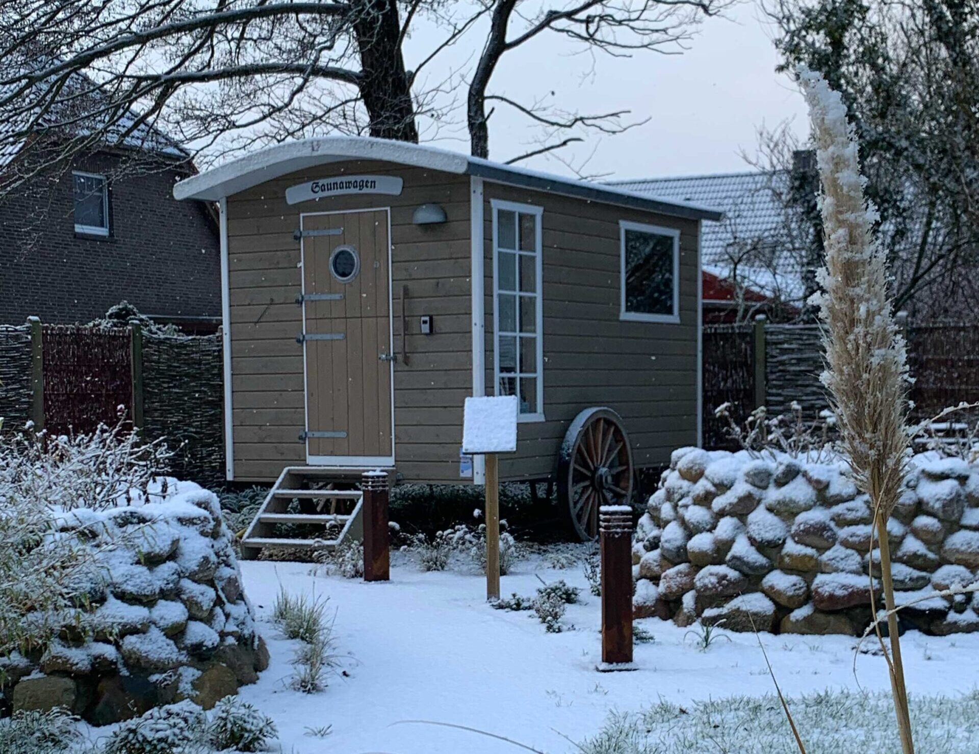 Saunakarre im Schnee